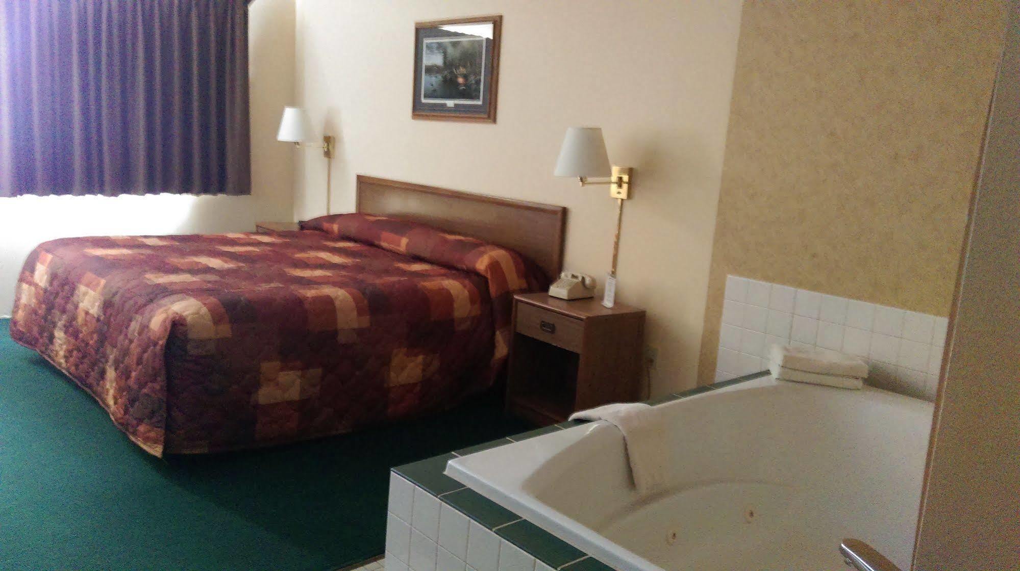Mcquoid'S Inn And Event Center Isle Esterno foto
