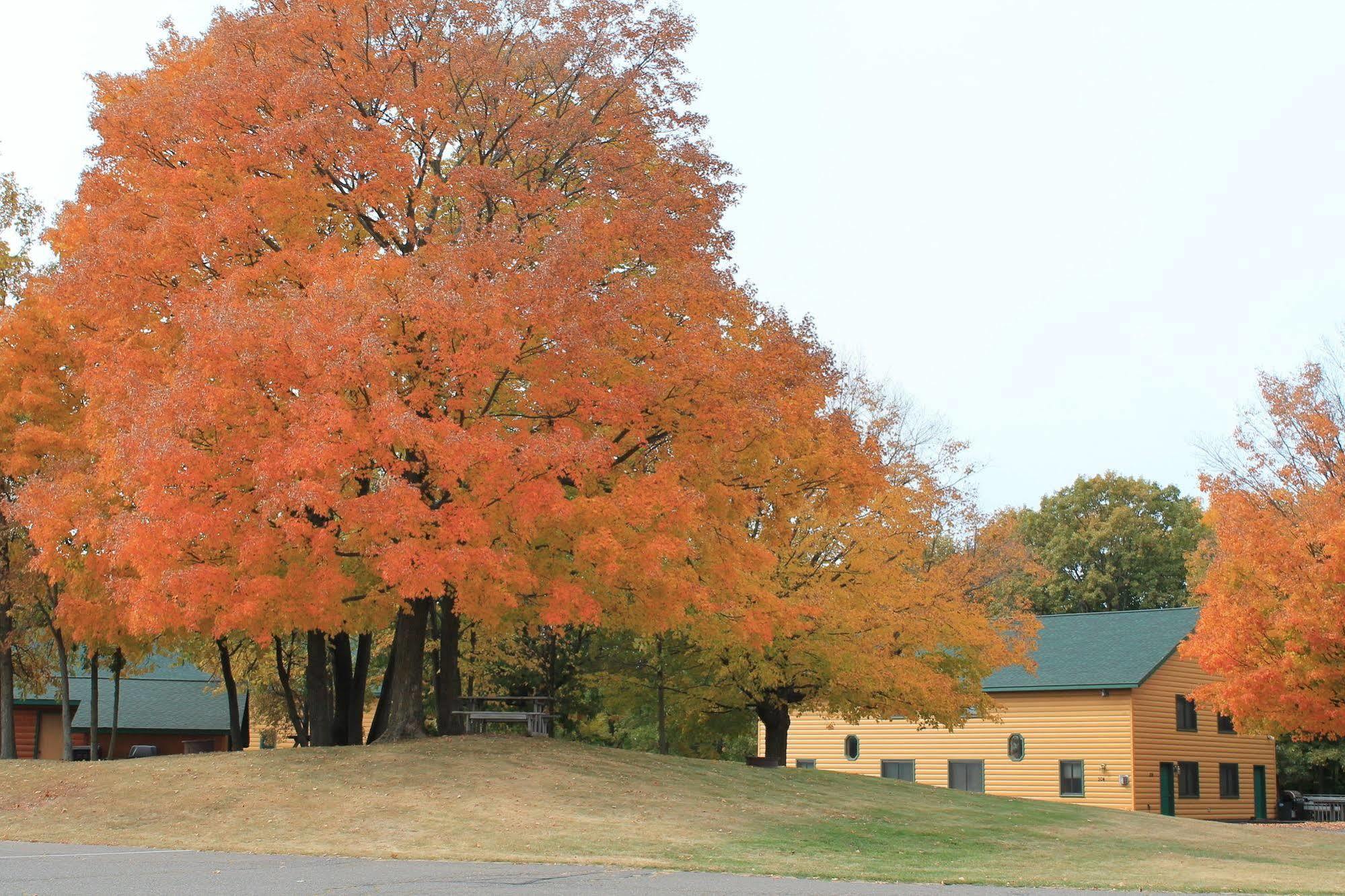 Mcquoid'S Inn And Event Center Isle Esterno foto